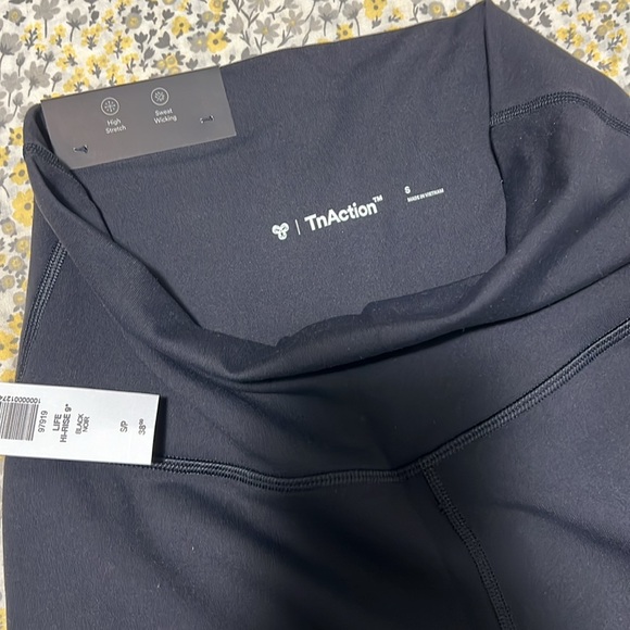 Aritzia TnAction 9’’ shorts - Picture 2 of 2